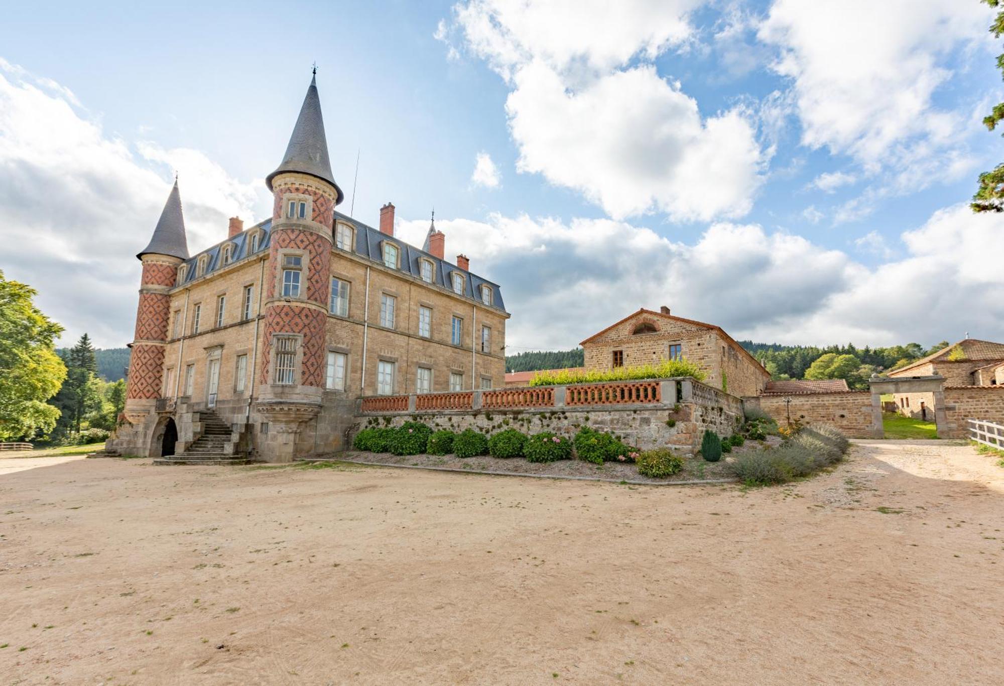 Domaine Et Chateau De Valinches Marols Exteriör bild