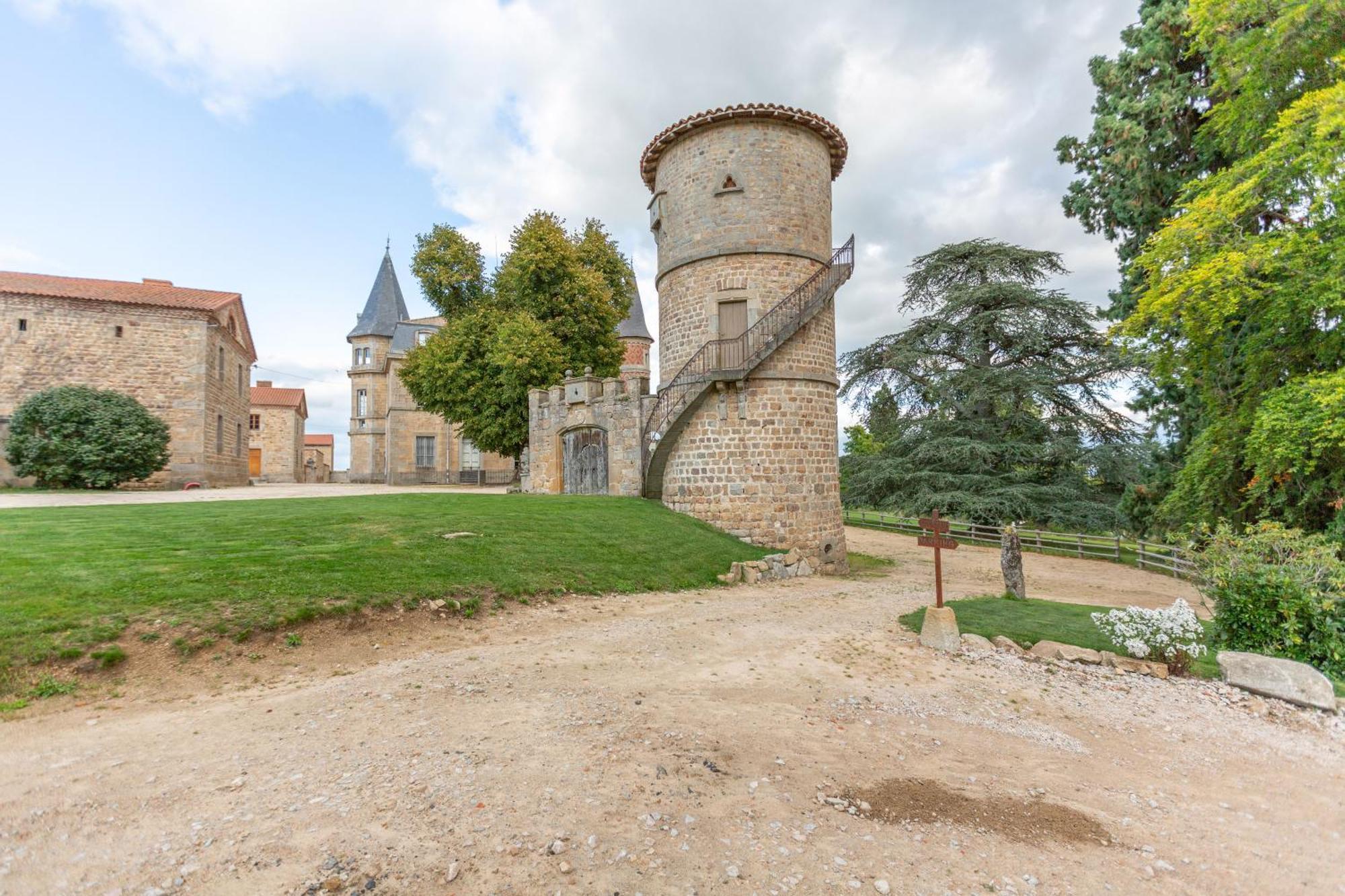 Domaine Et Chateau De Valinches Marols Exteriör bild