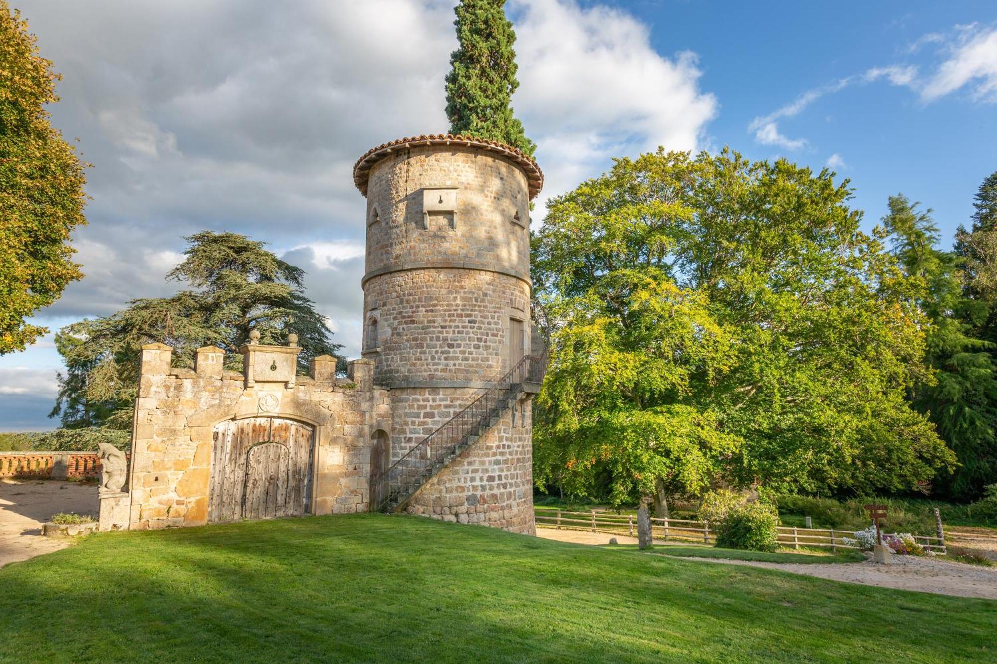 Domaine Et Chateau De Valinches Marols Exteriör bild