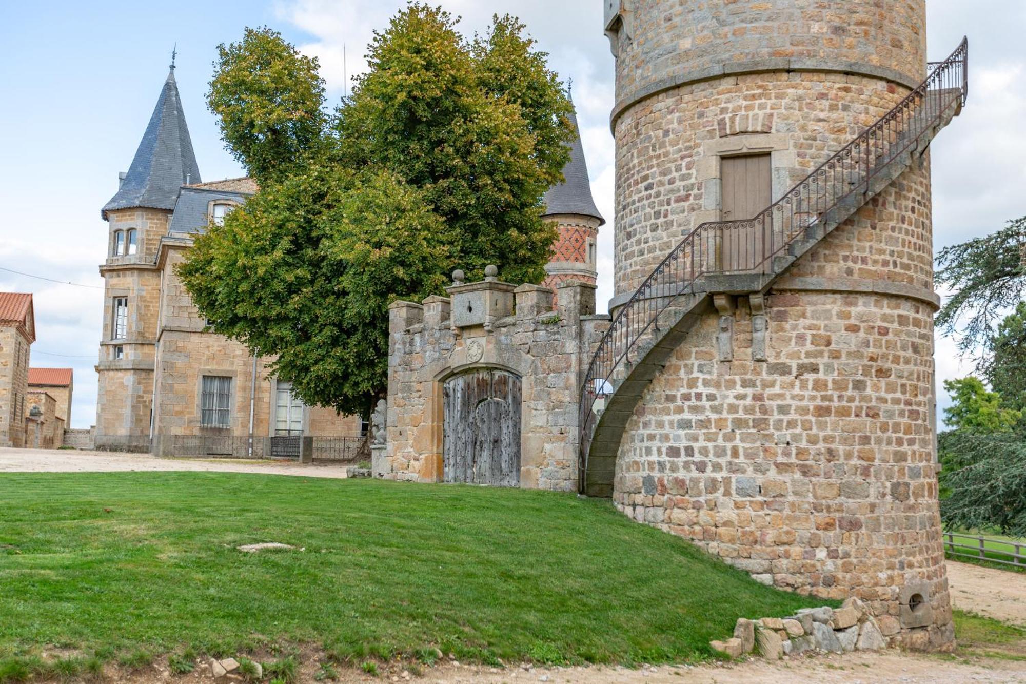 Domaine Et Chateau De Valinches Marols Exteriör bild