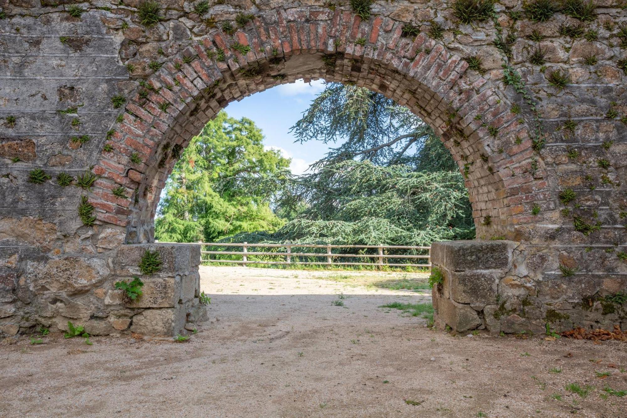 Domaine Et Chateau De Valinches Marols Exteriör bild